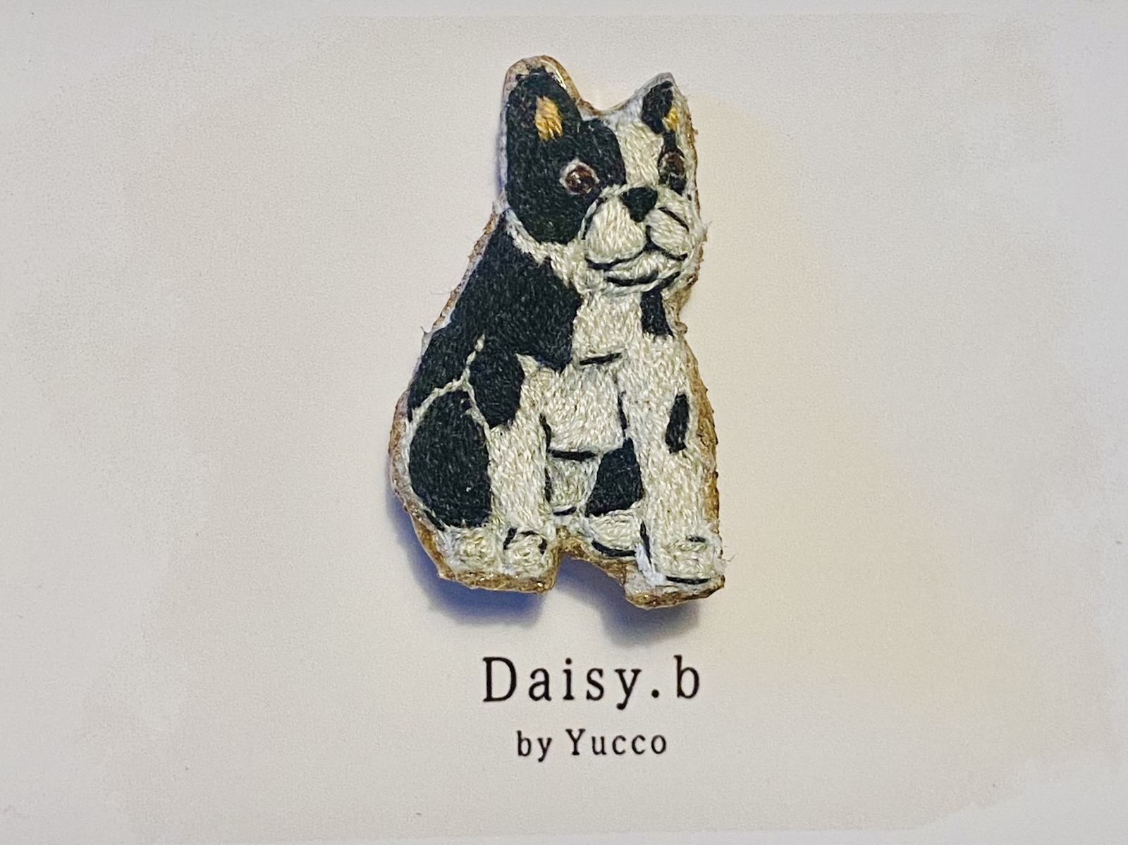 刺繍　ブローチ　ボストンテリア　ハンドメイド ボストンテリアのブローチ ビーズ刺繍 おしゃれな男性にも