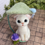 ★はっぱの傘 子猫 ★白猫 キトンブルー 羊毛フェルト てのひらサイズ　ちび猫