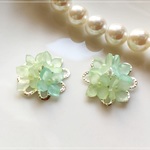 【 Sale 】 薄緑のあじさいたちのイヤリング
