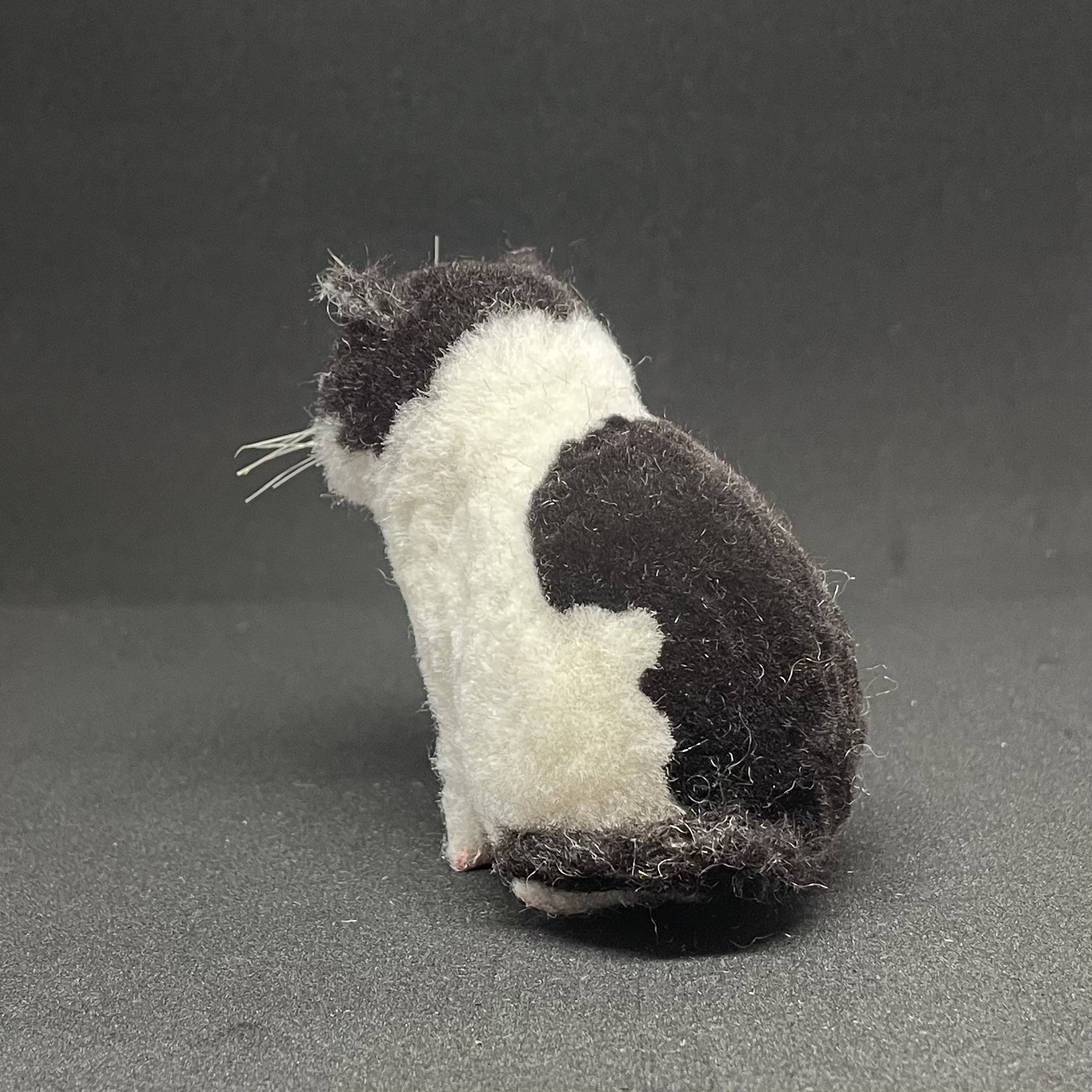 羊毛フェルト猫 ブサかわ猫さん(白黒) - ケロケロ屋 | minne byGMO