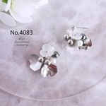 No.4083　シルバーメタルとつや消しゴールドミニフラワー　ピアス/イヤリング
