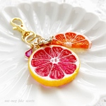 ピンクグレープフルーツ＆オレンジのキーホルダー(Orange key chain/charm/ハンドメイドチャーム/スイーツデコ/フェイクスイーツ/フェイクフード/フルーツ/食品サンプル/レジン)