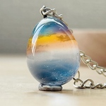 黄昏と水平線の卵型レジンネックレス チャーム キーホルダー 空玉レジン 雲レジン