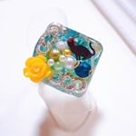 猫ちゃんと煌めきの指輪 レジン ねこ ビジュー パール 薔薇 緑 青