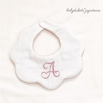 【累計1万枚突破！人気のスタイ】イニシャル刺繍のシンプルスタイ color*pink／お子様のイニシャルを刺繍します  ／出産祝いのギフトにもおすすめ ／リバーシブルスタイ