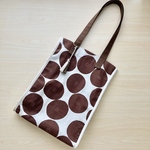 【A4対応】タッセル付き◎あんぱん柄パイピングトートL/ブラウン×生成り