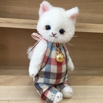 ハンドメイド　ロンパースを着たほのぼのまったりニャンコ猫白ネコテディベア風クマちゃんぬいぐるみ　