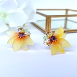ひまわり×ビジューのピアス／イヤリング