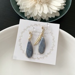 羽とひとひらペタルのイヤリング