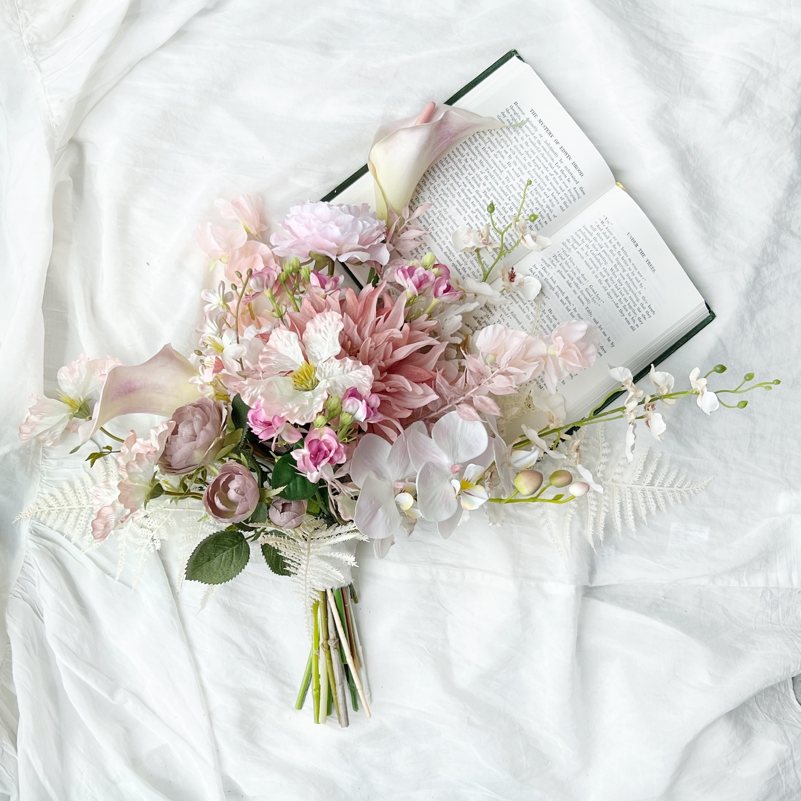 アーティフィシャルフラワー　ブーケ　造花　結婚式　フォトウェディング 𝑎𝑟𝑡𝑖𝑓𝑖𝑐𝑖𝑎𝑙 𝑓𝑙𝑜𝑤𝑒𝑟 𝑏𝑜𝑢𝑞𝑢𝑒𝑡