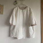 蝶々刺繍のリブプルオーバー