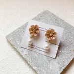 つまみ細工　ベージュの花とパールの耳飾り