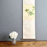 帯のタペストリー　淡い黄色に咲く椿　着物リメイク インテリア　掛け軸 　和モダン　和室　Kimono Tapestry Kakejiku  ギフト　Japanese interior