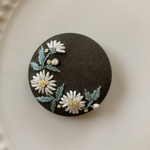 刺繍くるみボタン（ヘアゴム/ブローチ）