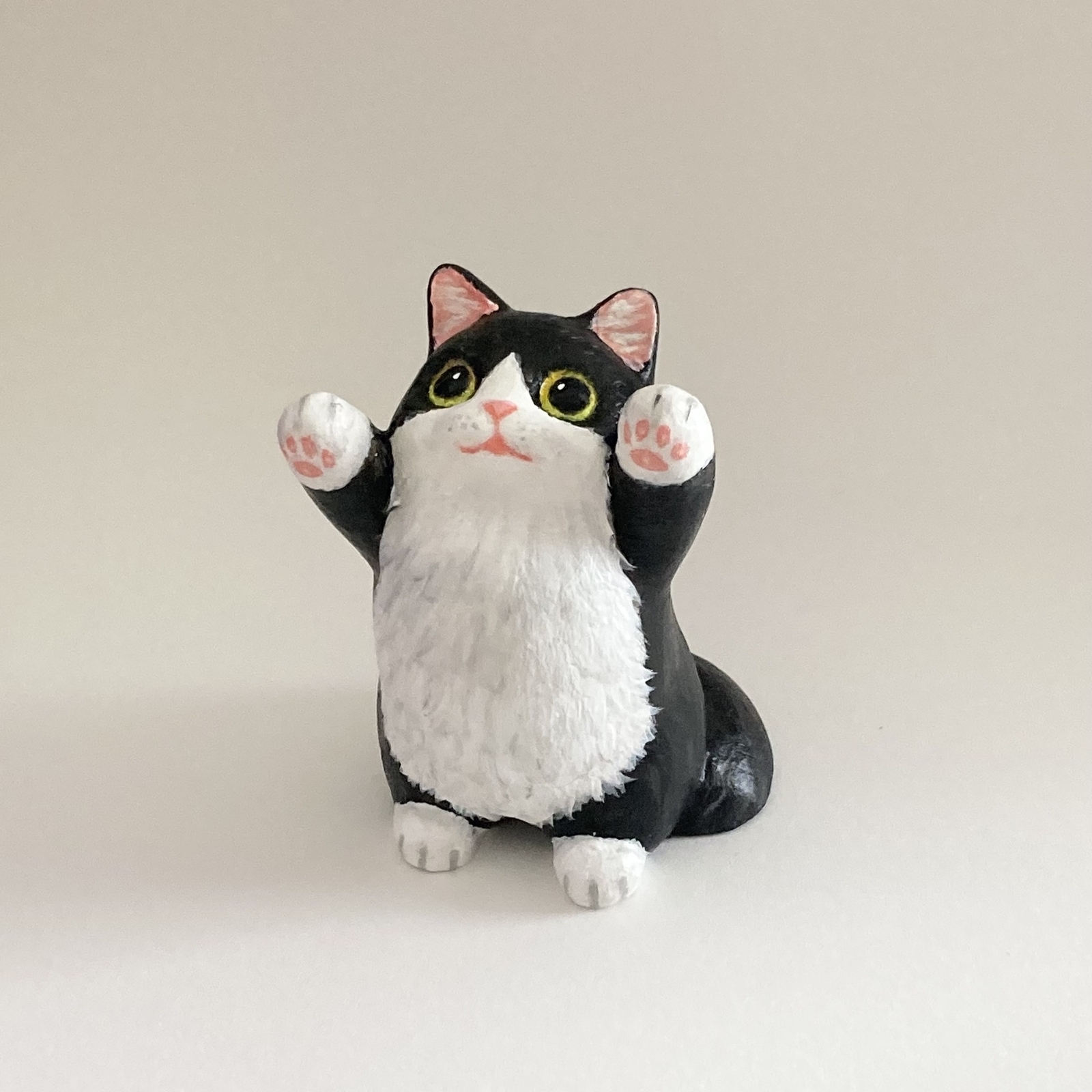 白黒ハチワレ猫の置物(長毛種) - 猫ハウス | minne byGMOペパボ 国内