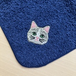 毛並みまで感じる猫さん刺繍とロイヤルブルーの泉州タオルハンカチ
