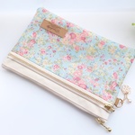 LIBERTY　Tatum　テイタム　J16A　ライトブルー地　仕切りポケット、カードポケット付きwファスナークリアポケットポーチM　size19×12.5cm　◆通帳ポーチ・お薬手帳入れにも