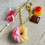 《受注生産》ストロベリーフレンチクルーラーとお菓子のバッグチャーム♡フェイクスイーツ