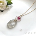 グレー＆ピンクのロングネックレス（ﾛﾝｸﾞﾈｯｸﾚｽ・ﾈｯｸﾚｽ・グレー・ゴールド・ピンク・アクリル・大振り）