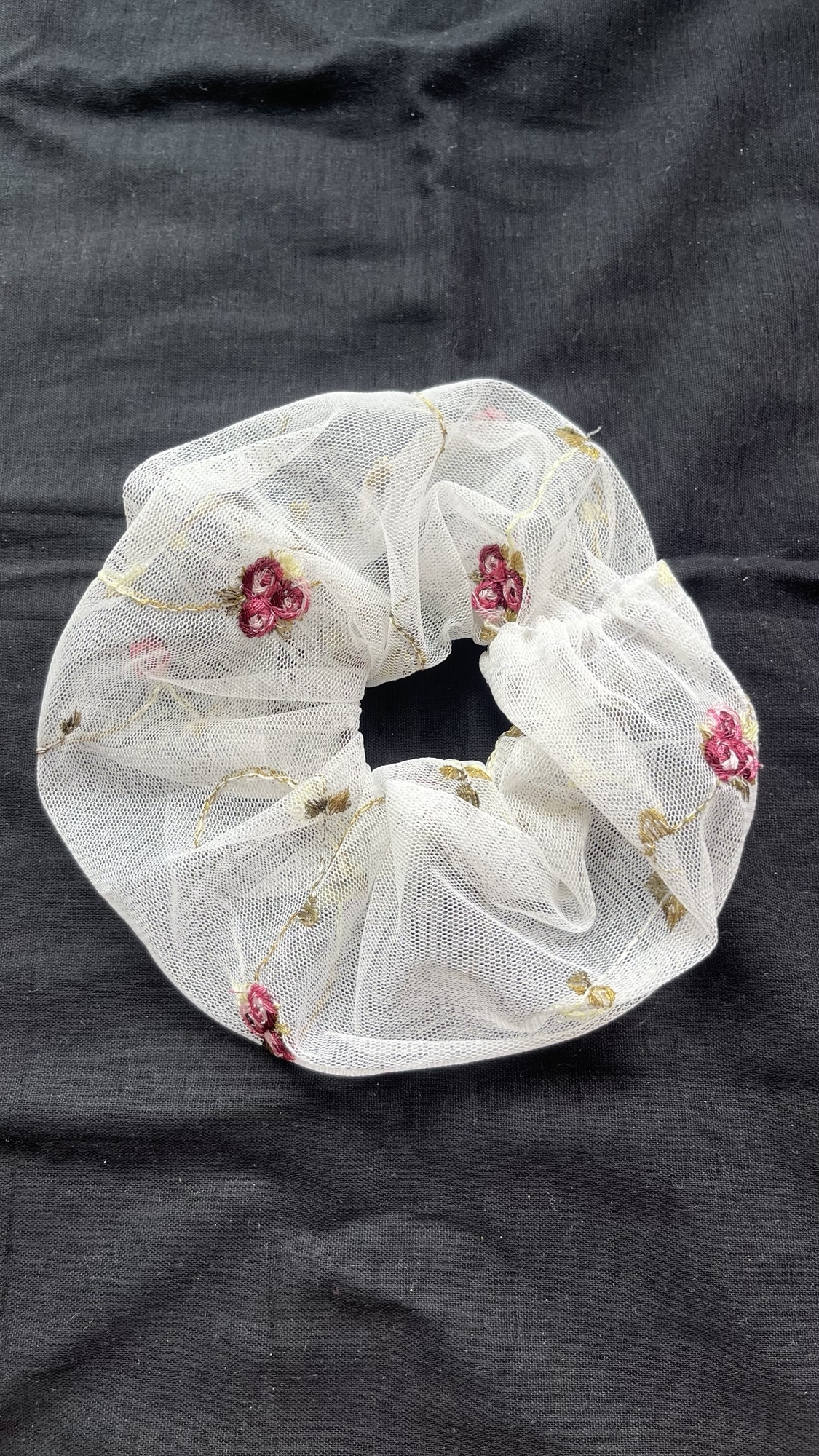 ハンドメイド ♡シュシュ フリル 白に銀糸入2色の花の刺しゅう入