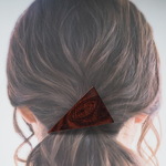 紫檀の鳥眼杢の幅広三角ヘアクリップ（シタン01）長さ7.8cm×幅4.7cm
