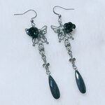 【るぅ。様専用】薔薇蝶ドロップピアス（黒）