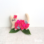 ＊受注製作 あじさいねこのブローチ