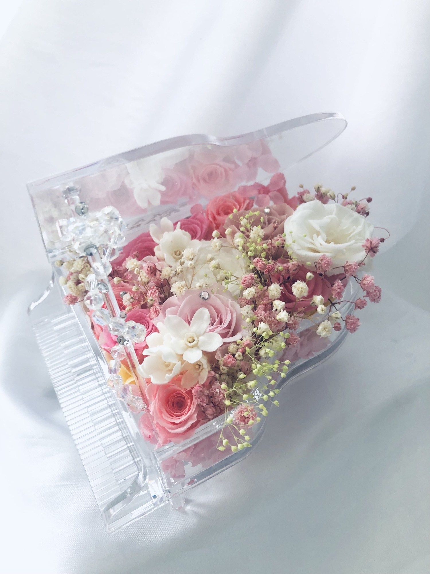 【プリザーブドフラワー／グランドピアノシリーズ】透明なグランドピアノとピンクの薔薇たちのスイートメモリーズ