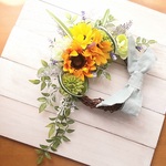 ひまわりのリース🌻ペパーミントグリーンのリボンを添えて(長さ約42cm)玄関リース　リモート部屋に　入学祝い　就職祝い　結婚祝い　出産祝い　新築祝い　誕生日