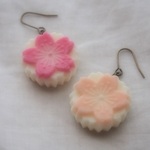 耳に砂糖菓子ピアス（八重桜：濃ピンク）