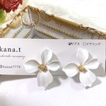 お花　ピアス　マット　ホワイト