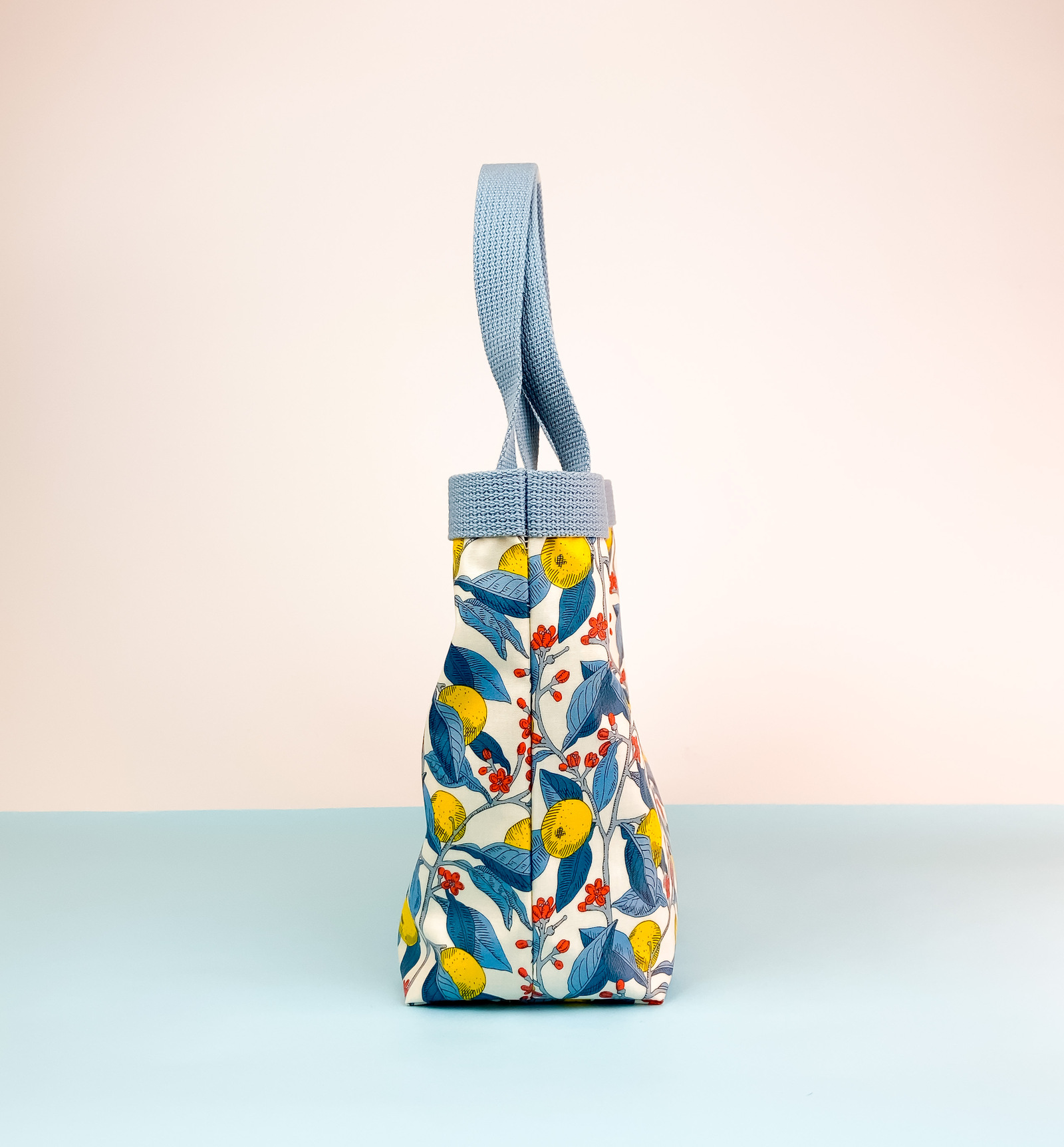 個性的】リバティ トートバッグ 少し大きめ ラミネート加工 - 手作り