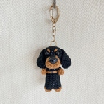 編みぐるみ犬キーホルダー:ミニチュアダックス(ブラックタン／スムース)