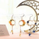 ゴールド 三日月ブーケ ピアス イヤーカフ(+100円) オレンジイエロー アレルギー対応