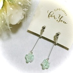 ミントグリーンとクリスタルの揺れるノンホールピアス
