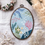 【海の刺繍フレーム】お誕生日プレゼントや大切な方への贈り物に。オイルパステルで描いた手作りのカード付き。おうち時間を優しく彩る刺繍インテリア。