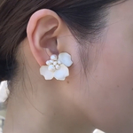 華やかフリルのホワイト花びらピアス （イヤリング）【FRIL】