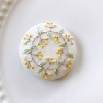 刺繍くるみボタン（ヘアゴム/ブローチ）