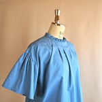 後ろボタンのフリルブラウス ブロード サックス