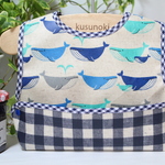 クジラ親子　紺チェック★お食事エプロン　ラミネート　ビニコ　離乳食 出産祝いに
