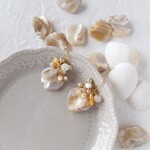 サンドベージュのシェルピアス（イヤリング）