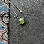 小さな一粒天然石のマクラメネックレス(ペリドット)