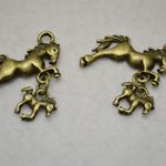 金属パーツ チャーム　ホース 馬　親子 金古美　4個　24mm[4582434309967]