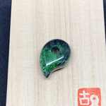糸魚川翡翠の勾玉　黒翠
