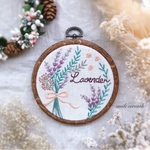 【ラベンダーの刺繍フレーム　白】母の日の贈り物に♡オイルパステルで描いた手作りのカード付き。インテリアに刺繡の彩りを。