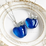 青い林檎のネックレス・ディープブルー(Blue apple pendant /フェイクスイーツ/フェイクフード/りんご/リンゴ/フルーツ/果物/レジン)