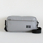 大きいサイズ　PVCレザー　グレー色　無地生地　シンプルショルダーバッグ♪　Lサイズ　Fm2 Lab.　合成皮革　フェイクレザー　合皮　ビニールレザー　防水　撥水　雨の日のお出掛けに…♪