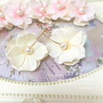 コットンパール風花びらフープピアス white