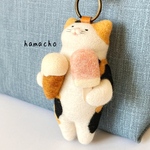 【羊毛フェルト】夏を楽しむ猫 さん の バッグチャーム＊キーホルダー（三毛猫　アイスクリーム）