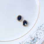 シータイル　小さめブラック　金継ぎピアス／イヤリング
